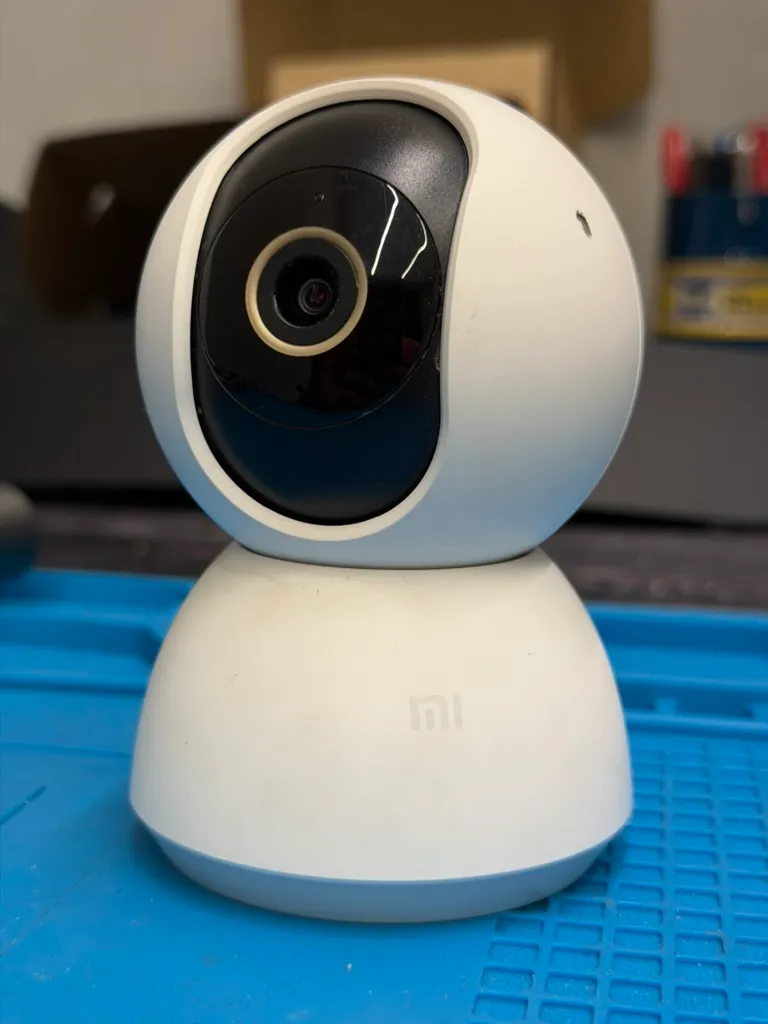 The Xiaomi Mi 360° camera before I opened it up