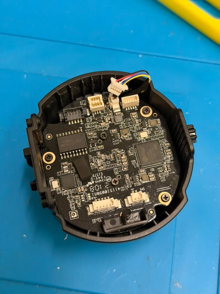 The main board still in its housing, SigmaStar SoC and ribbon connectors